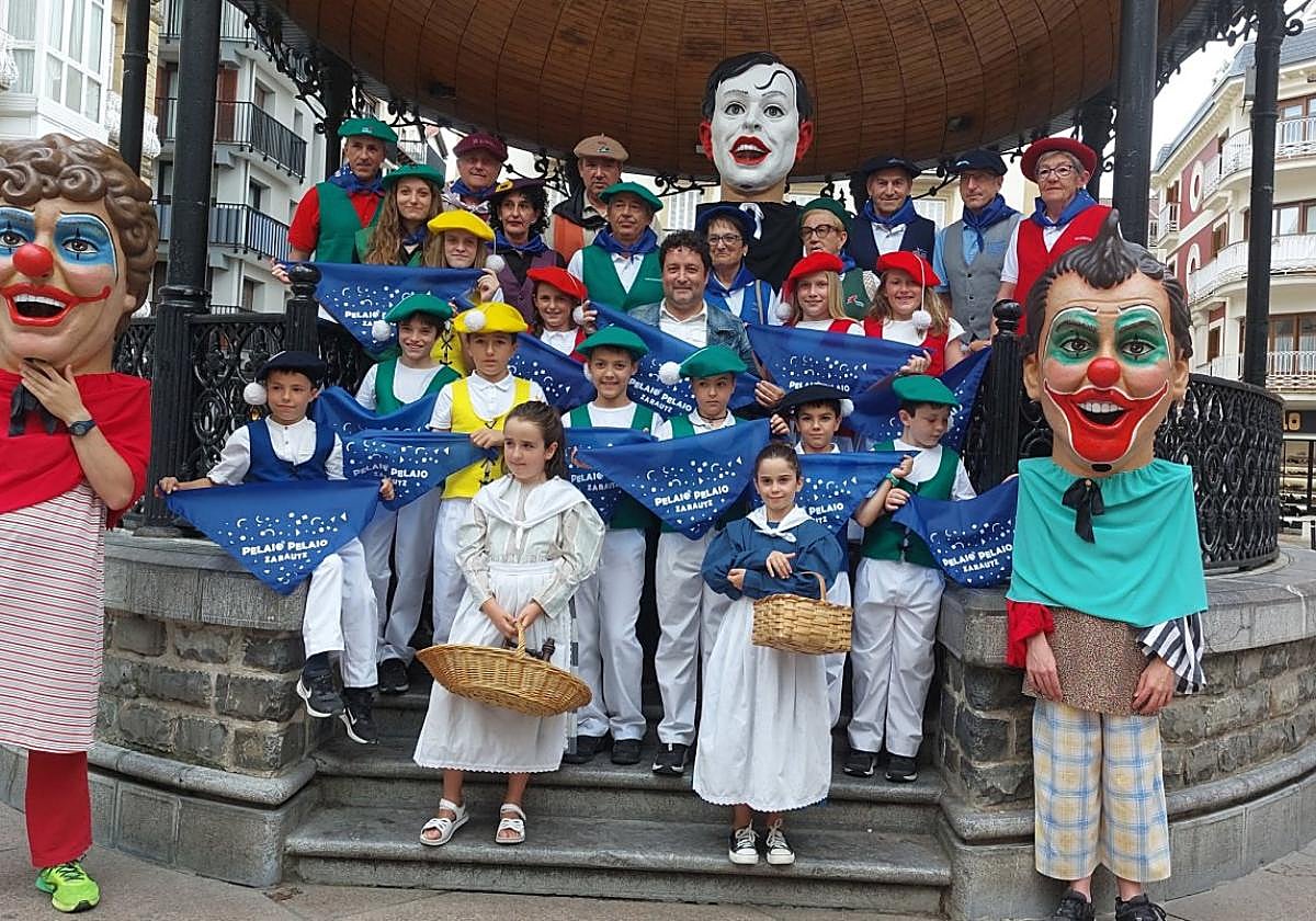 Representantes de las tamborradas y los miembros de Zarauzko Erraldoi eta Buruhandien Elkartea, junto al alcalde, en la presentación del programa.