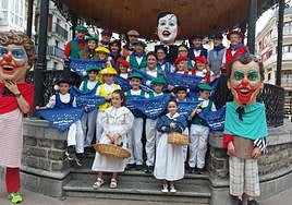 Representantes de las tamborradas y los miembros de Zarauzko Erraldoi eta Buruhandien Elkartea, junto al alcalde, en la presentación del programa.