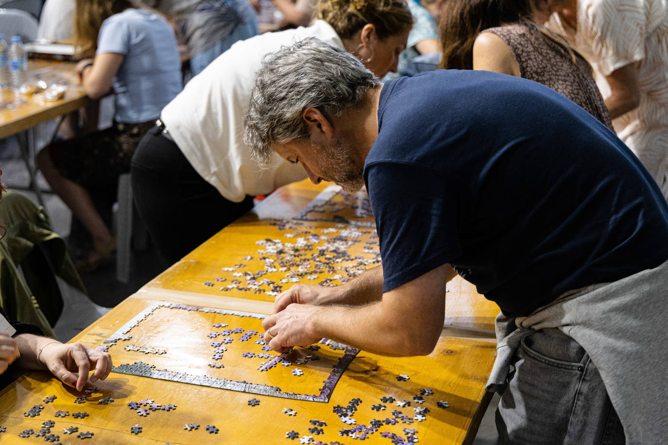 Centenares de piezas y personas en el concurso puzzles