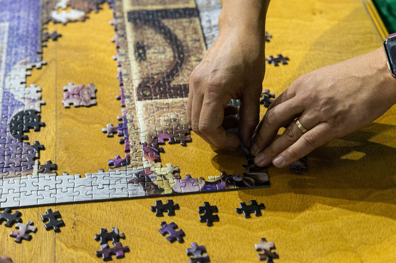 Centenares de piezas y personas en el concurso puzzles