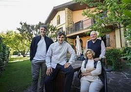 Jon, Gorka, Javier y Ana Mari posan ante la puerta del restaurante de Gros.