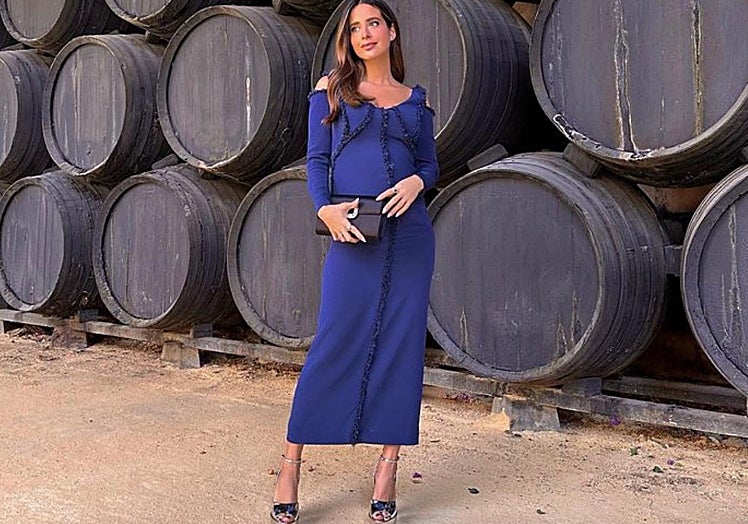 María Fernández-Rubíes de boda en tonos azul marino. Un vestido firmado por Redondo Brand
