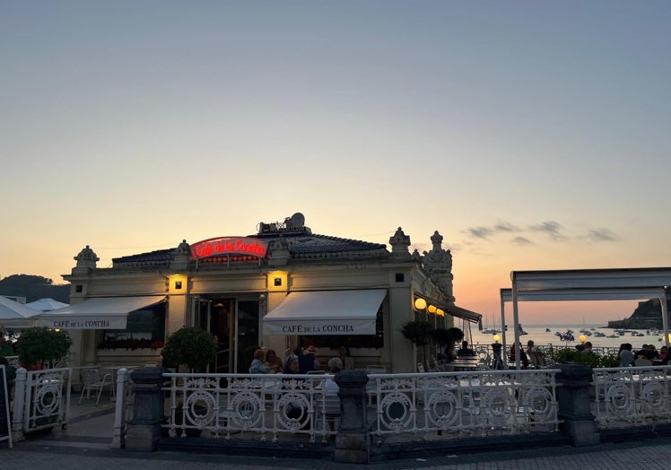 Exterior del Café de La Concha, con la bahía donostiarra al fondo.