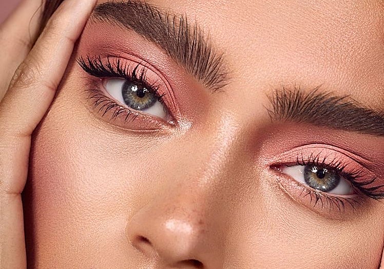 'Block eye' en tonos rosáceos