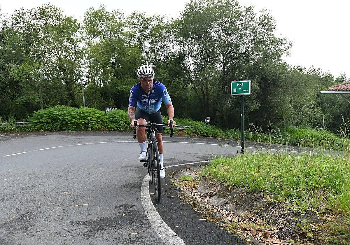 David Etxebarria afronta las exigentes rampas de Pike Bidea.