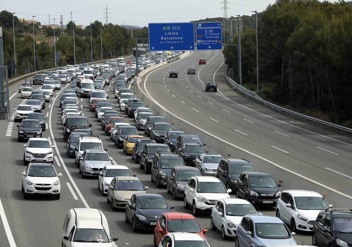 Colas kilométricas en una autopista a raíz de un accidente.