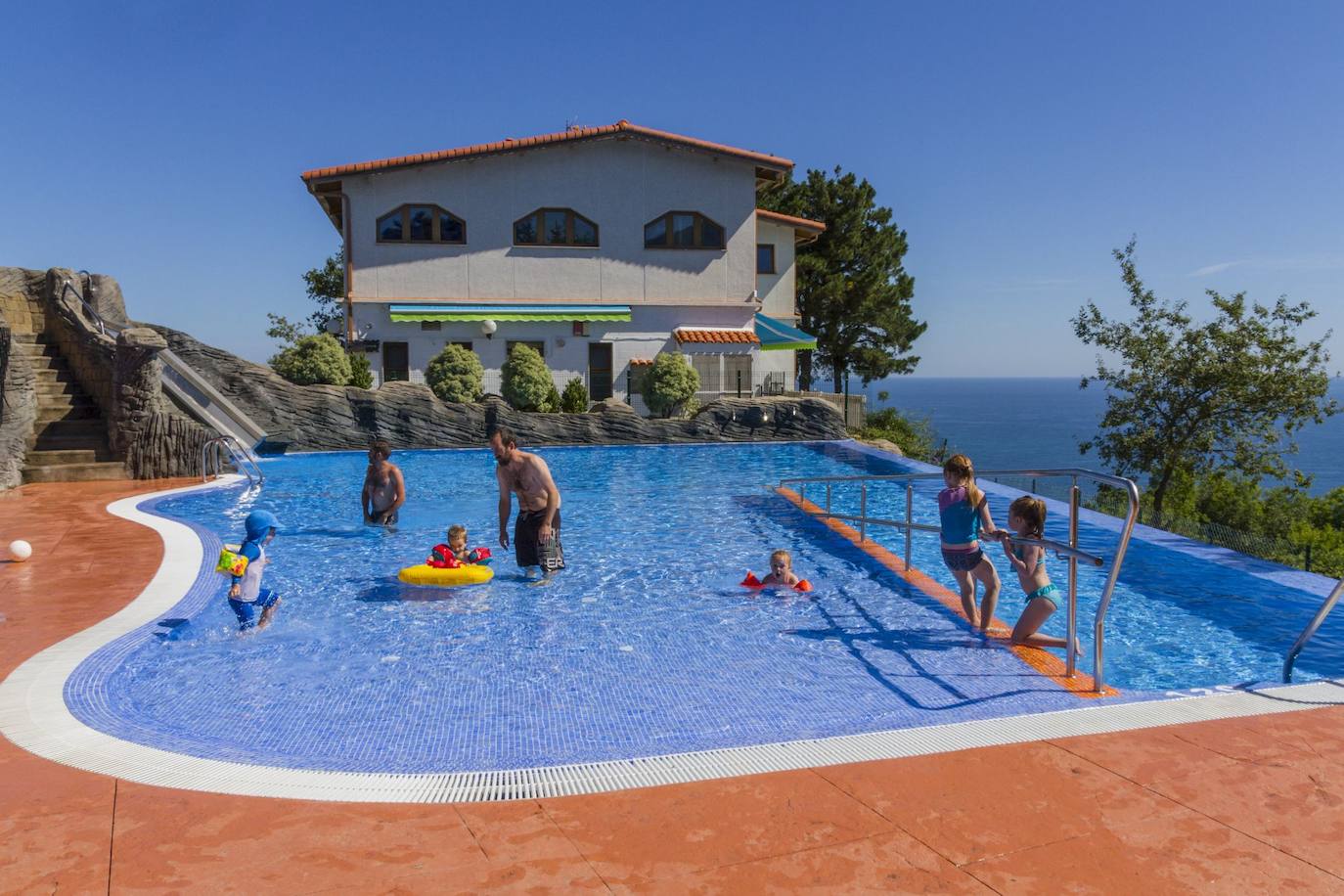 La piscina del Camping Itxaspe ubicado en pleno Geoparque cuenta con una txirristra y unas bonita panorámica a la costa vasca 