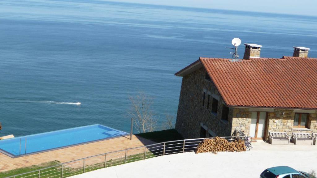 La noche de una estancia doble con vistas al mar ronda los 150 euros en temporada alta. 