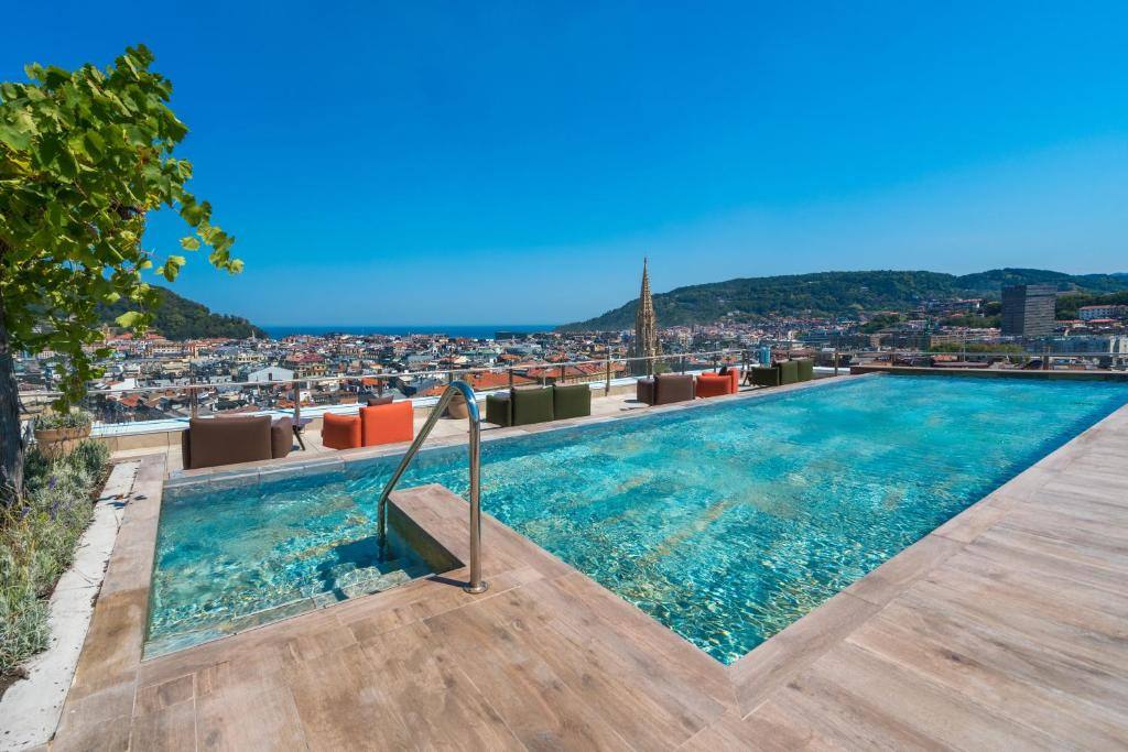 El espacio lúdico cuenta con un agradable solarium con vistas a la ciudad y a la bahía de la Concha 