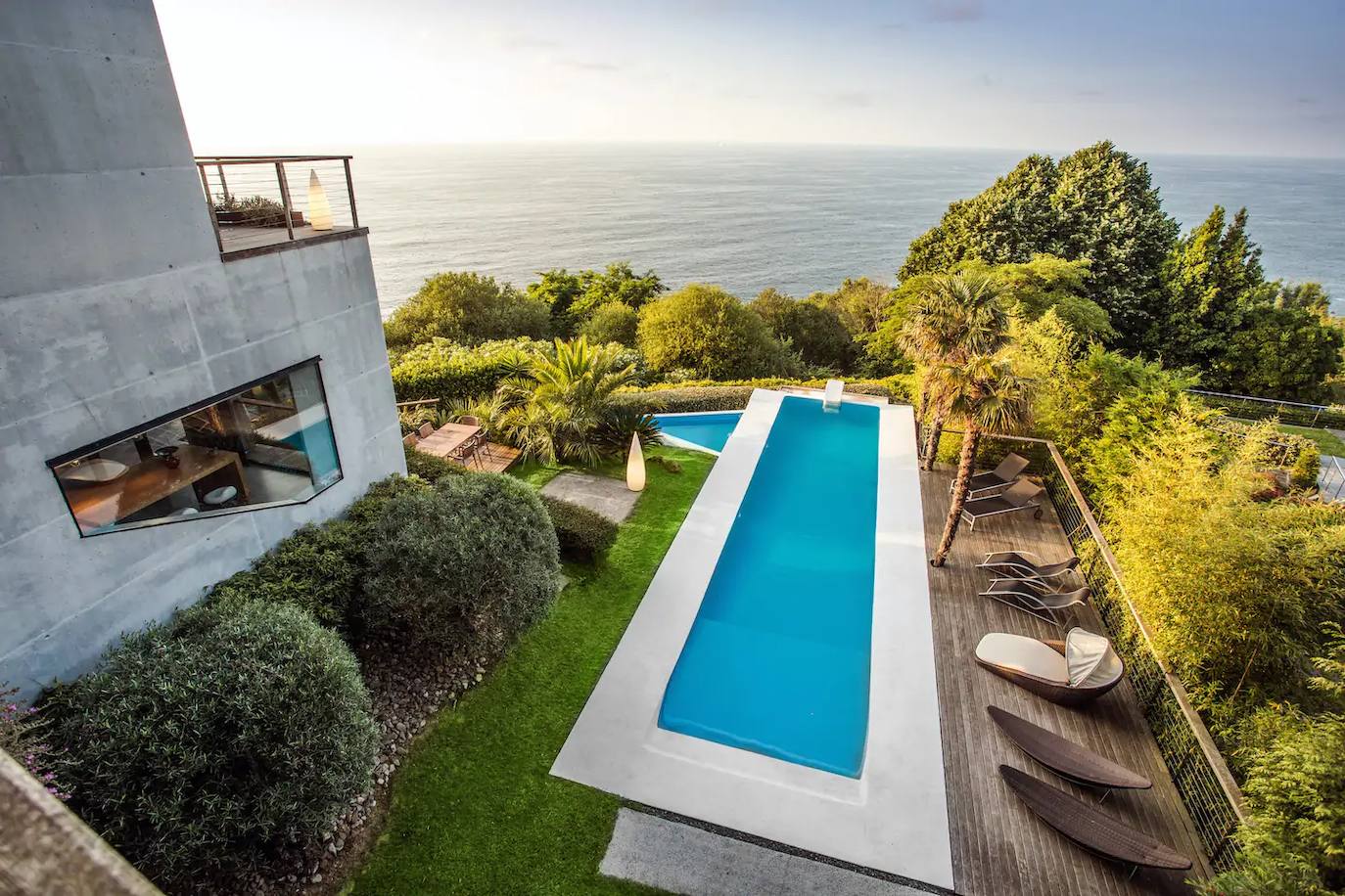La piscina está junto a un solarium 