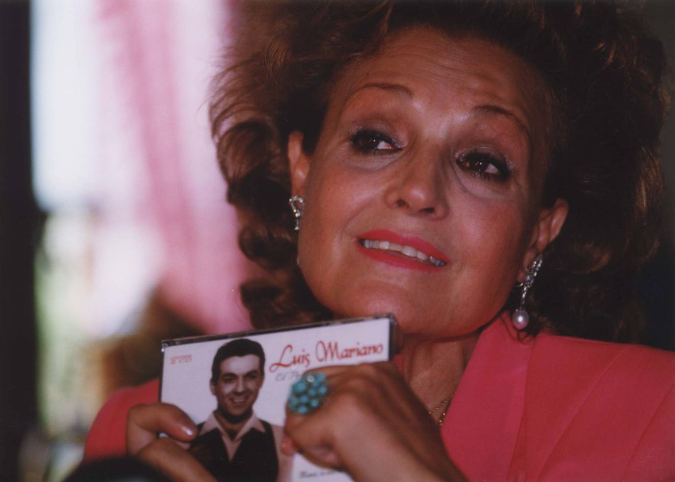 Carmen Sevilla, con un CD de Luis Mariano, en un homenaje realizado al cantante en Arcagues, cerca de Biarritz.