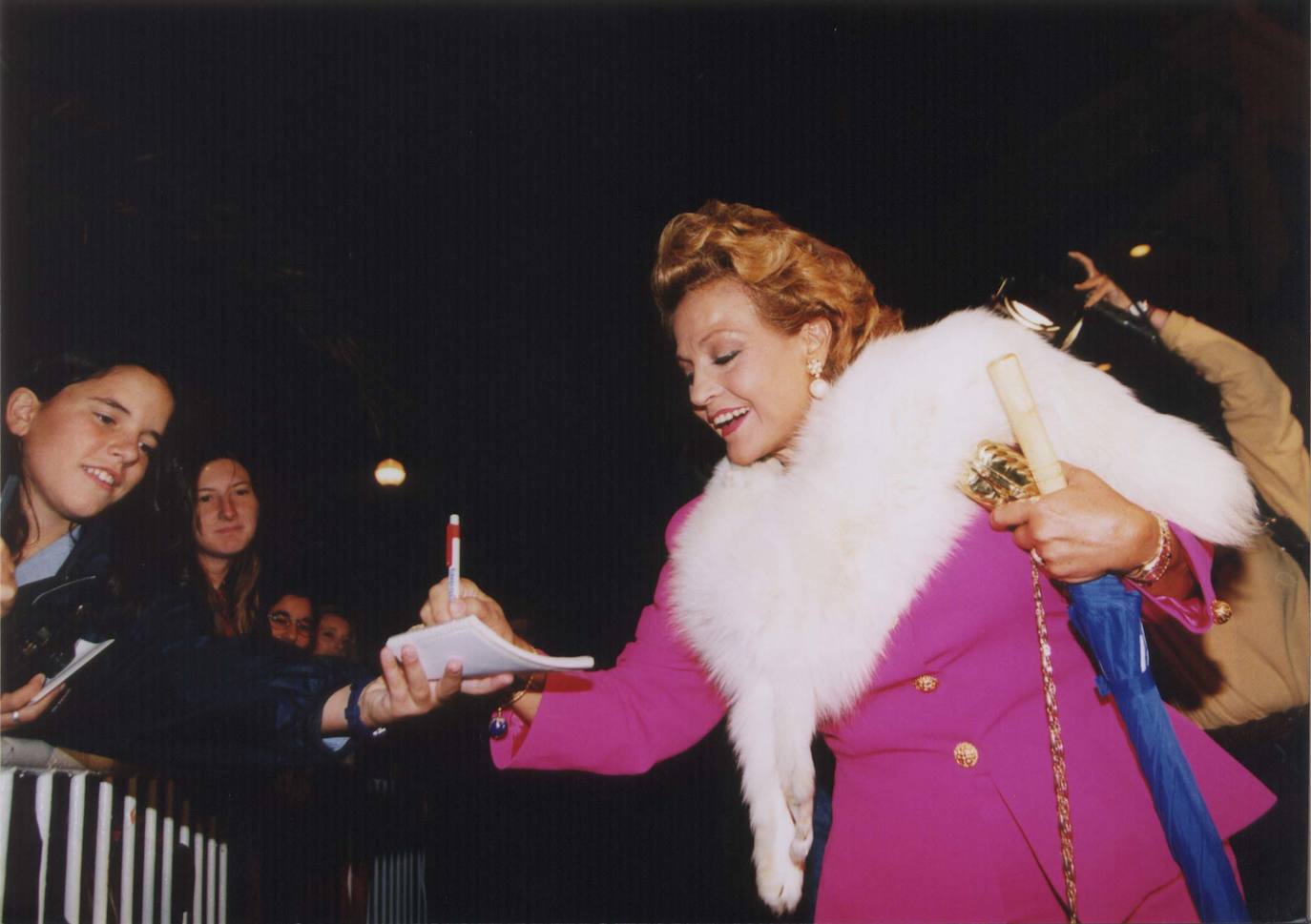 Carmen Sevilla, firmando autógrafos en San Sebastián