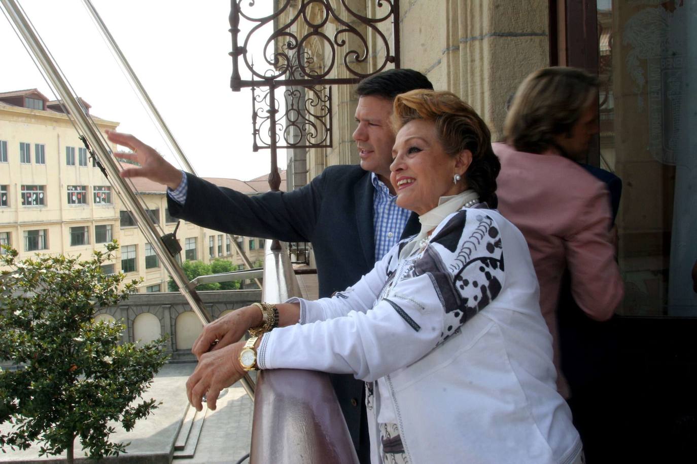 Carmen Sevilla visitó Irun para homenajear a Luis Mariano. En la imagen, en el balcón del Ayuntamiento.