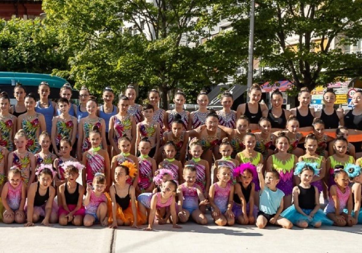 Toda la familia de gimnastas del Club Ipurua que tomaron parte en la exhibición celebrada recientemente en la plaza de Unzaga.