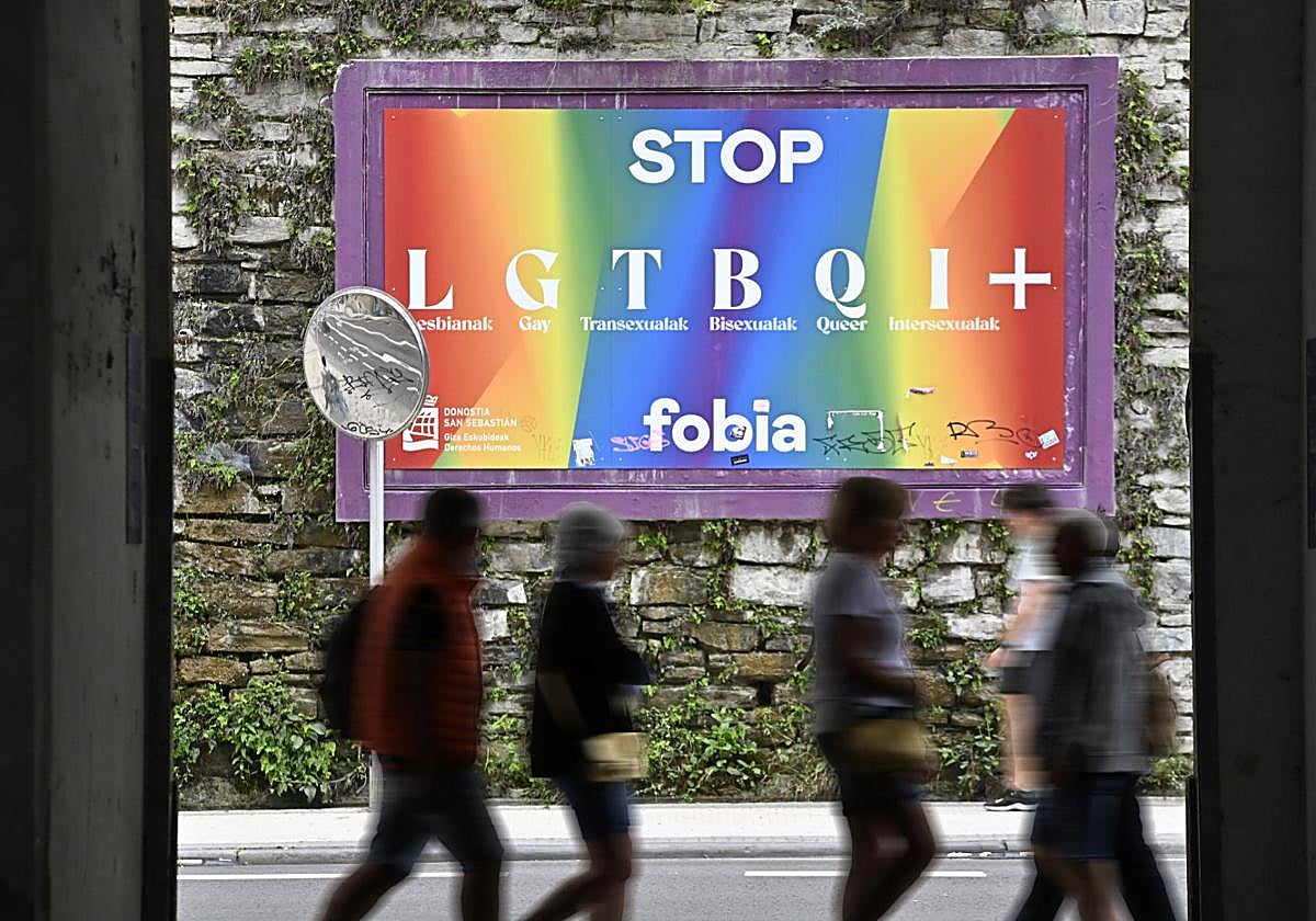 Un cartel en contra de la LGTBQI+fobia viste estos días el muro de San Bartolomé en Donostia.