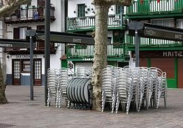 Zona de terrazas cerrada durante la pandemia en Hondarribia.