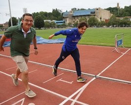 Valentín Rocandio es superado este martes en la línea de meta del Miniestadio de Anoeta por Asier Fernández.