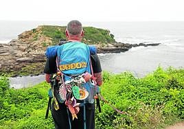 Francisco Rábano realiza un directo para Instagram ante el cabo de Higuer, en Hondarribia.