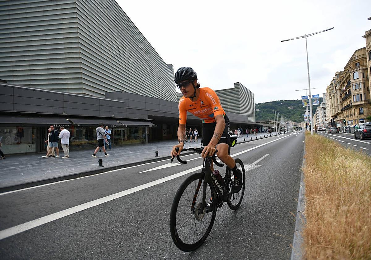 Xabier Mikel Azparren llega al Kursaal donde finalizará la segunda etapa del Tour.