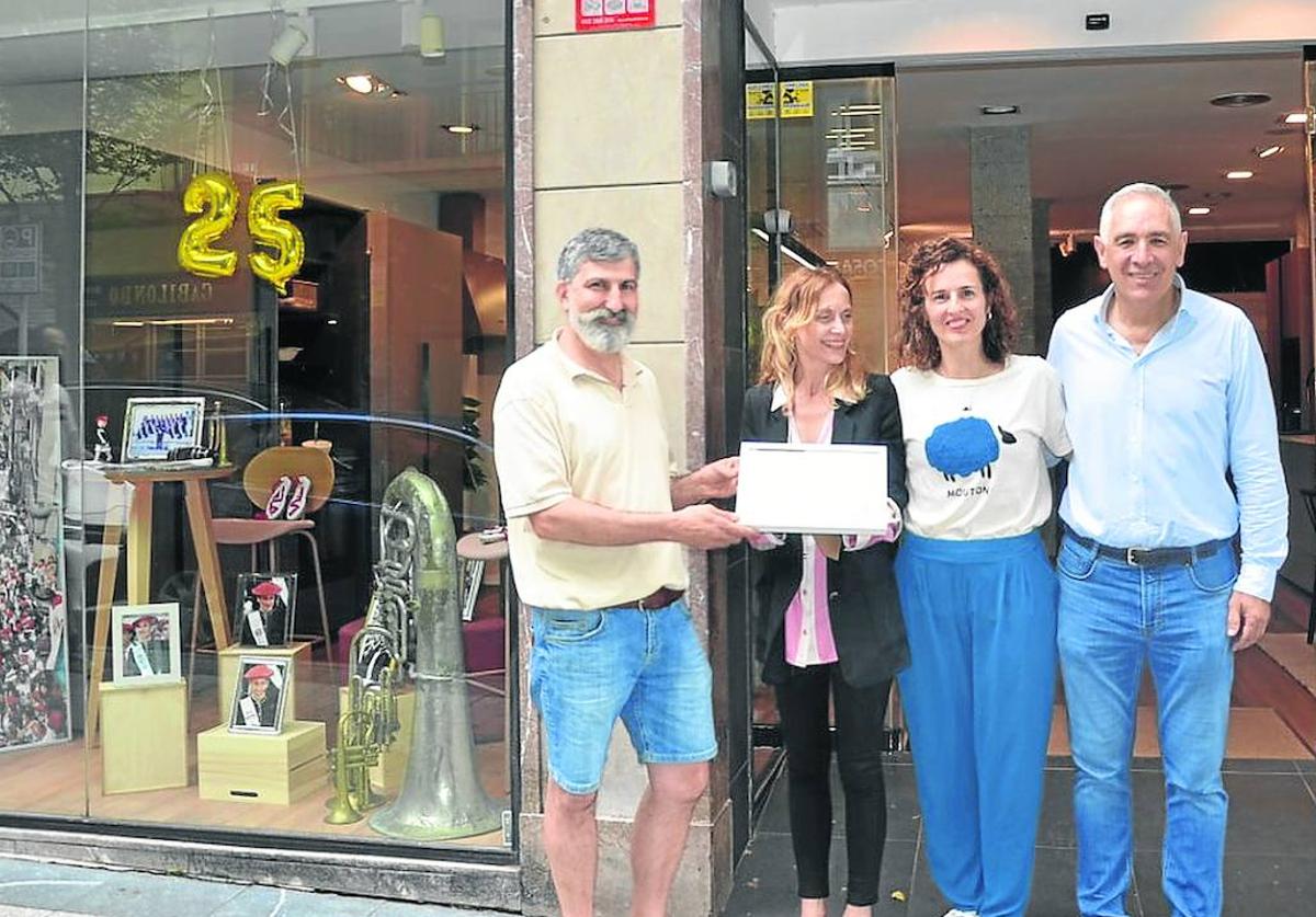 Carmen Portero e Idoia Lacasa, flanqueadas por Eduardo Merino y Tomás Maeztu, de Mugan, que les entregaron ayer el premio.