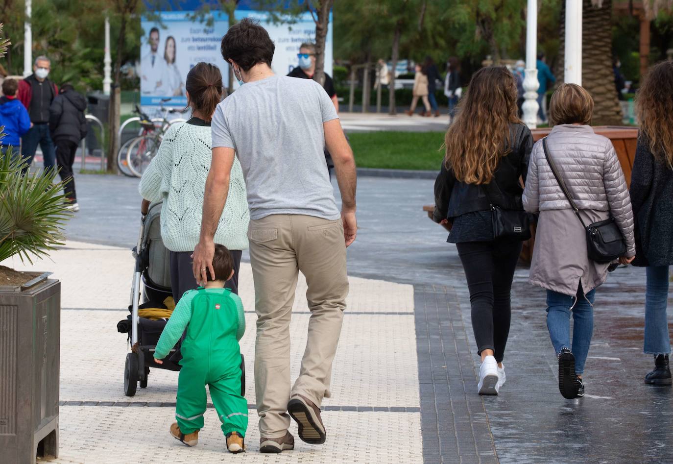 Un padre camina junto a su hijo en Donostia.