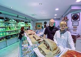 Aitor Balerdi y Miren Pagola, propietarios de la carnicería Miren de Tolosa, uno de los negocios familiares afectados por el corte de luz.