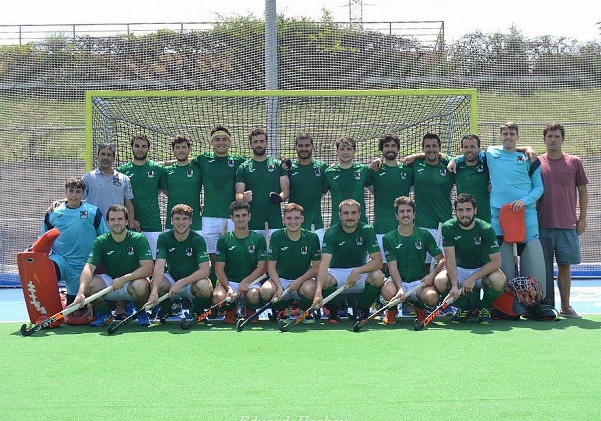 Los jugadores del Kale Lagunak posan con su entrenador Aitor Cubero, en la esquina izquierda con camiseta gris.