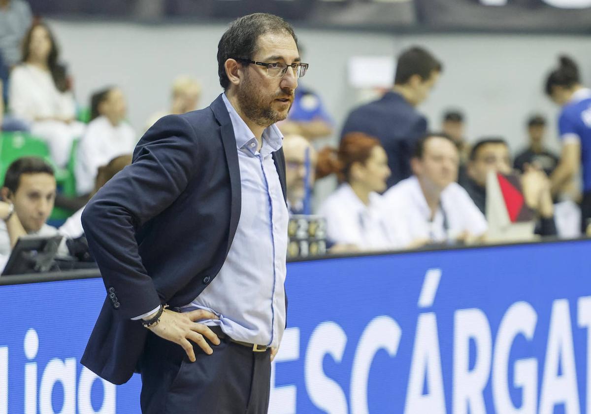 Lolo Encinas, en el último partido que ha dirigido al Guuk Gipuzkoa Basket, precisamente contra el San Pablo Burgos en la Final Four de la LEB Oro.