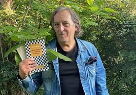 El escritor donostiarra Eduardo Iglesias posa con su nueva novela.