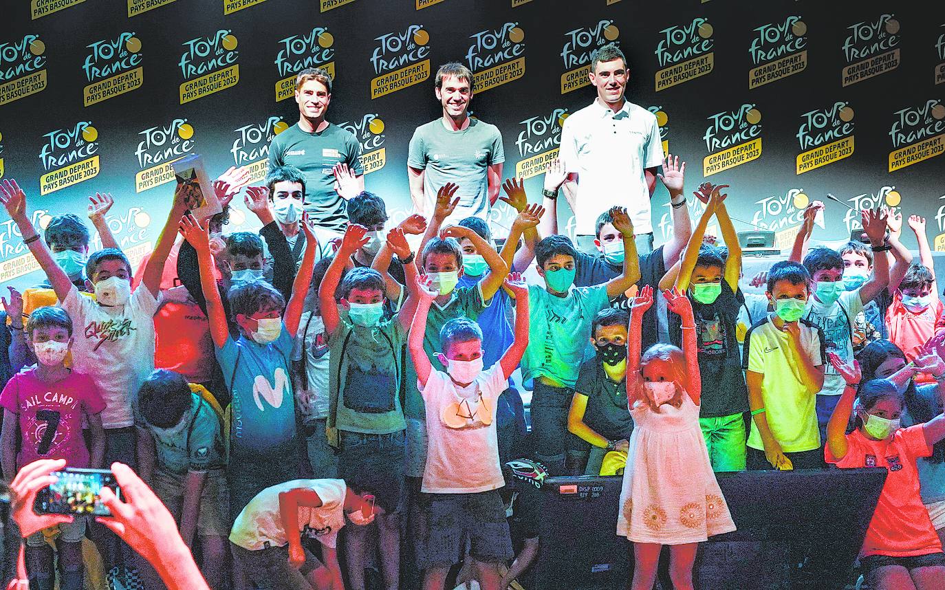 Mikel Landa, Ion Izagirre y Alex Aranburu, rodeados de niños y niñas tras su original comparecencia previa al Tour de ayer.