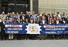 Abogados guipuzcoanos se concentran frente al Palacio de Justicia de Donostia.