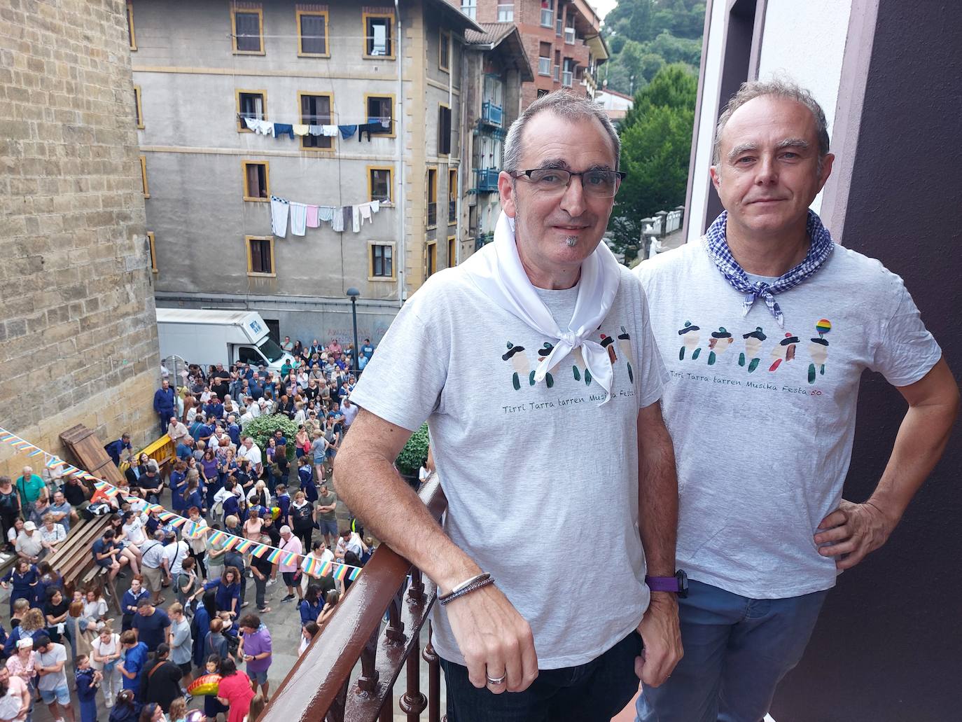Tamborrada infantil de morado y calles multicolor