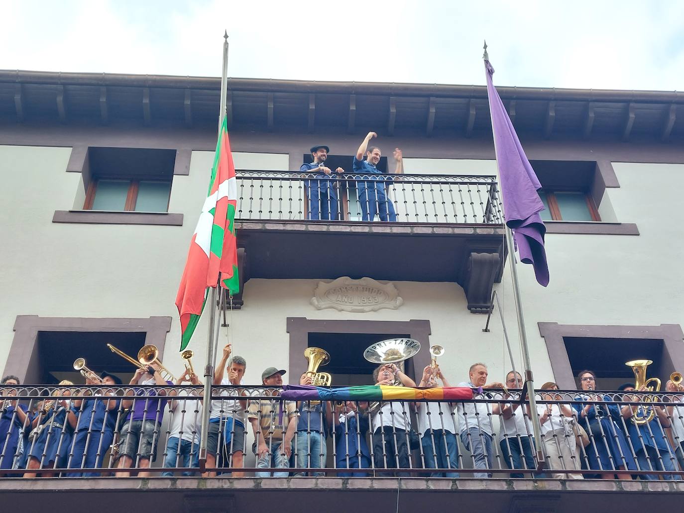 Tamborrada infantil de morado y calles multicolor