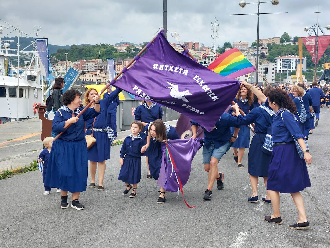 Tamborrada infantil de morado y calles multicolor