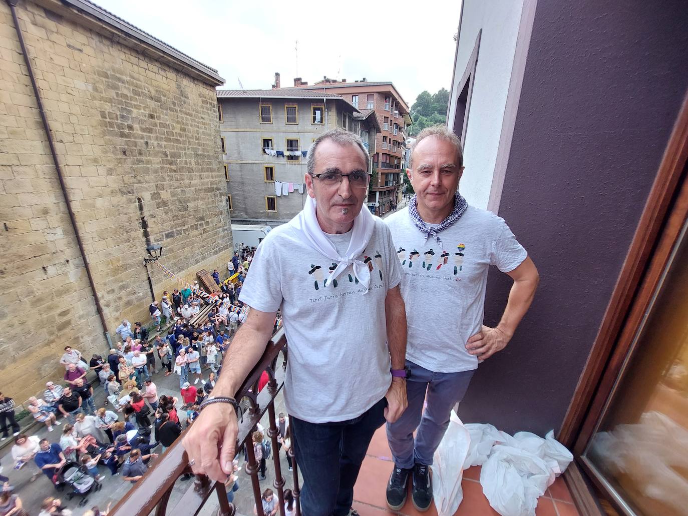 Tamborrada infantil de morado y calles multicolor
