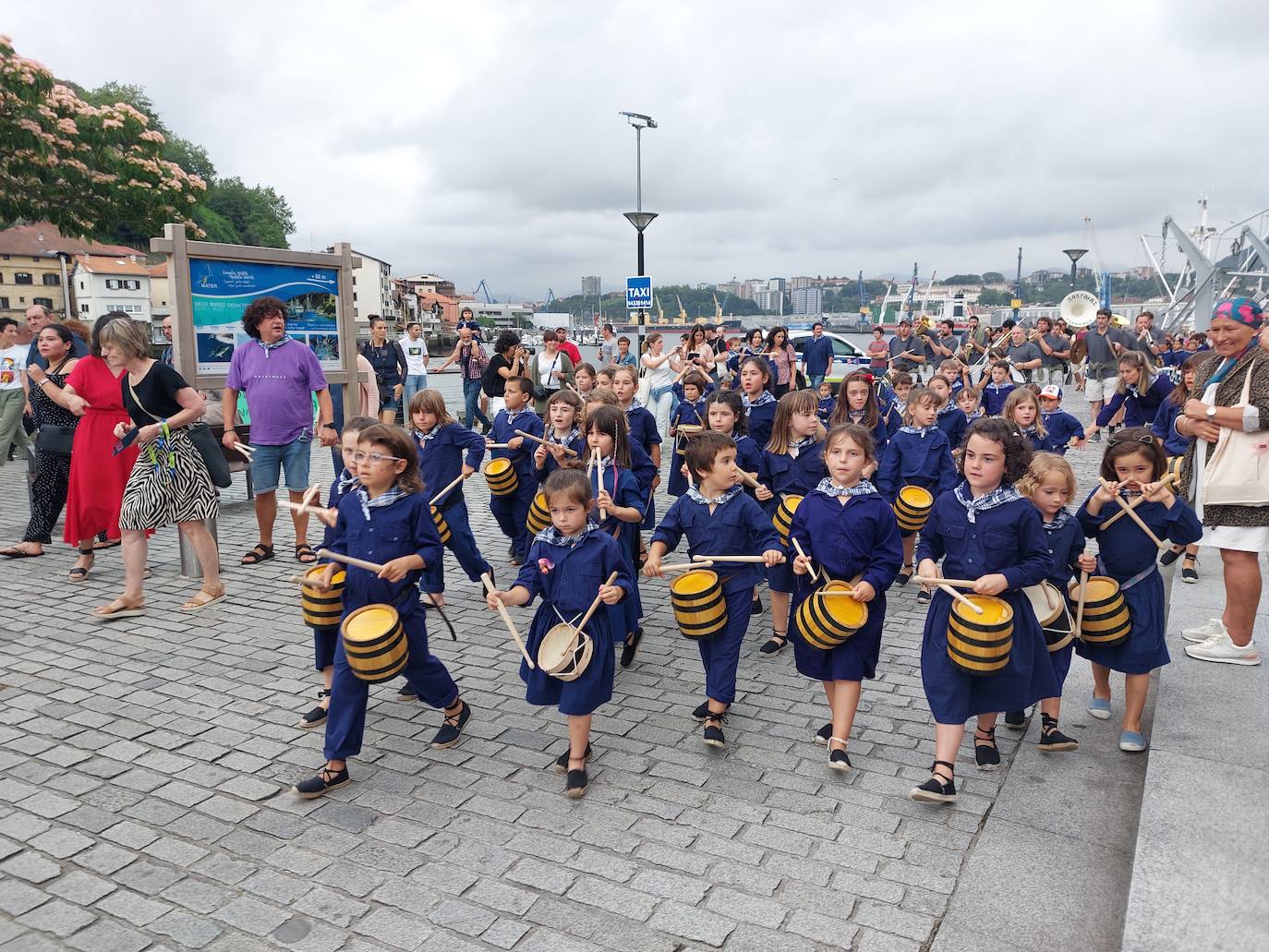 Tamborrada infantil de morado y calles multicolor