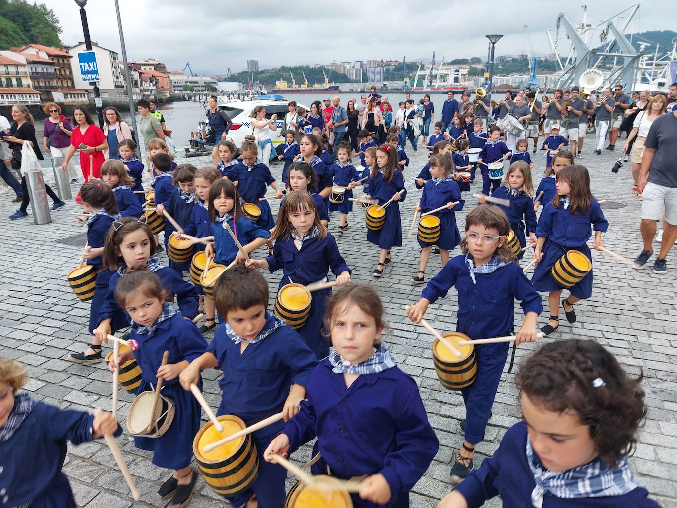 Tamborrada infantil de morado y calles multicolor