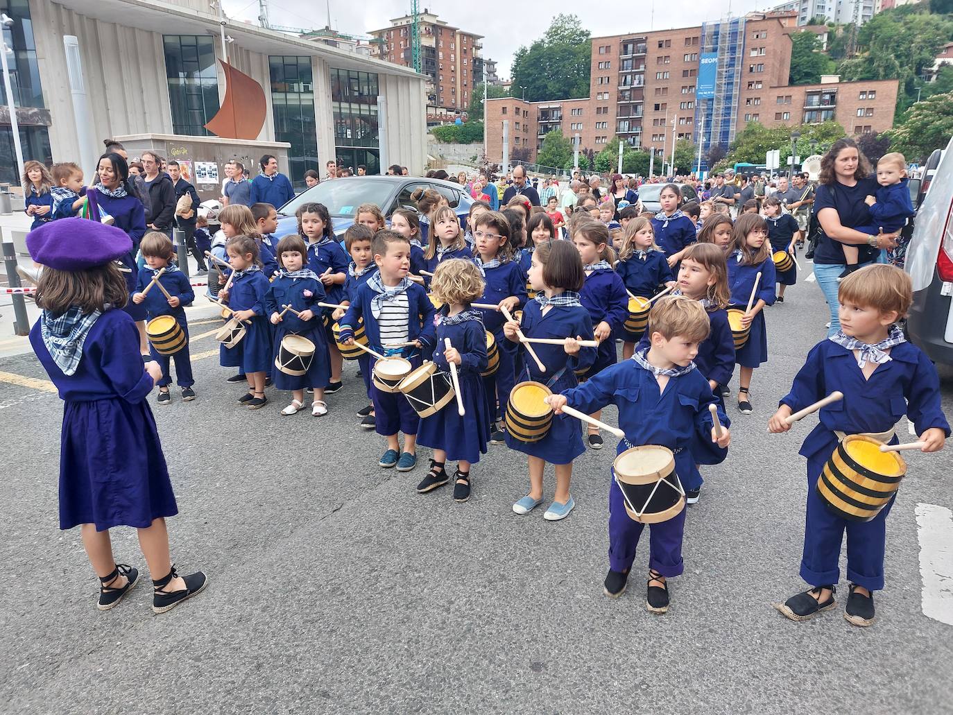 Tamborrada infantil de morado y calles multicolor