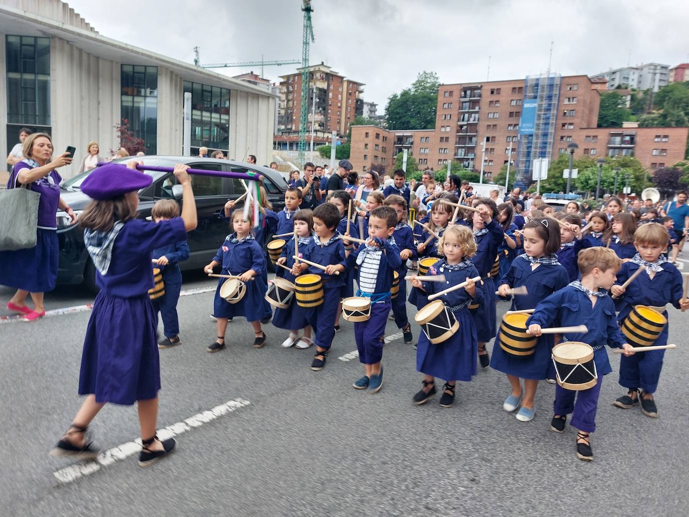 Tamborrada infantil de morado y calles multicolor