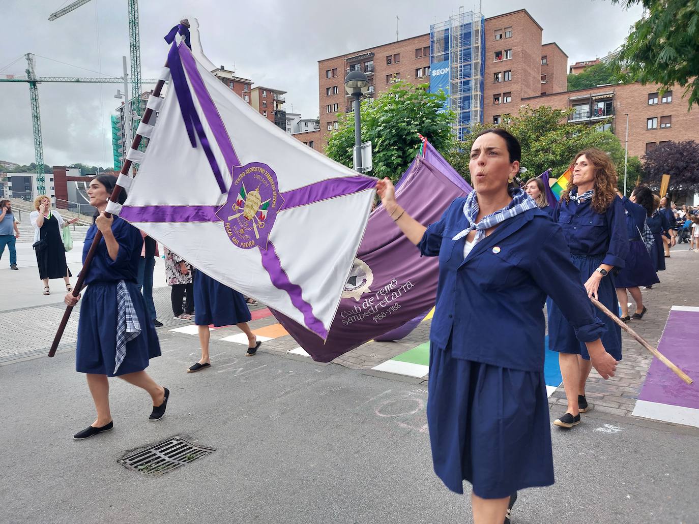 Tamborrada infantil de morado y calles multicolor