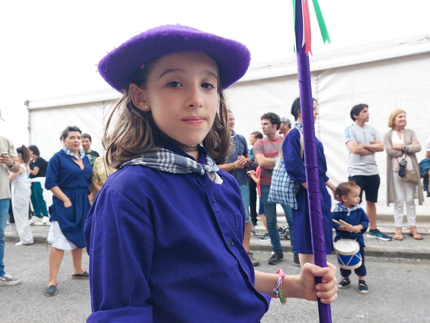 Tamborrada infantil de morado y calles multicolor