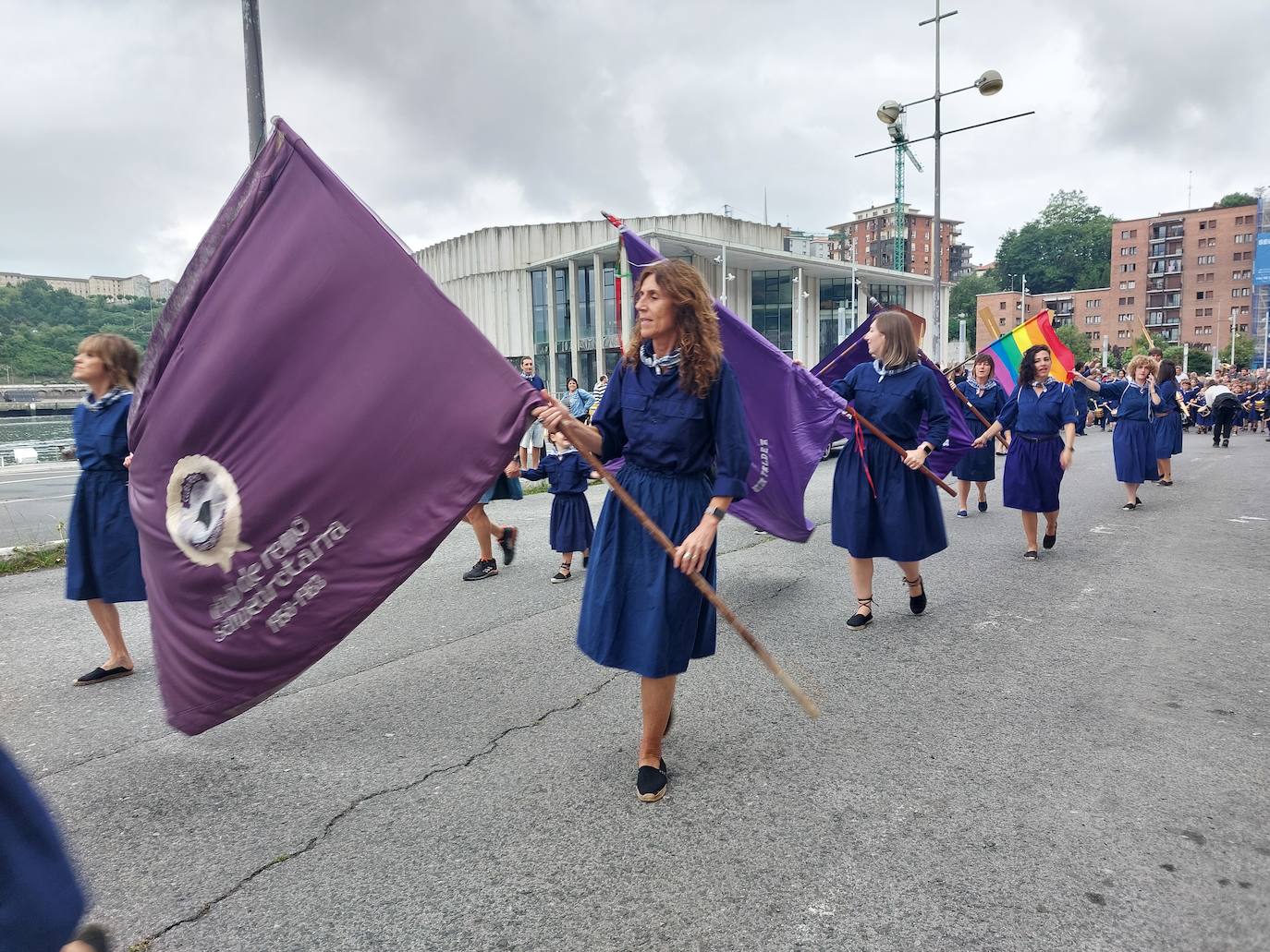 Tamborrada infantil de morado y calles multicolor