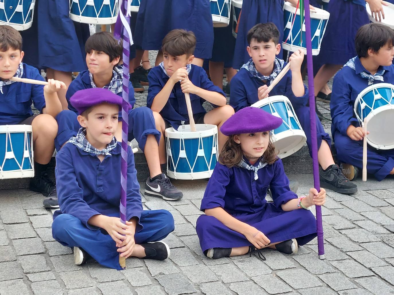 Tamborrada infantil de morado y calles multicolor