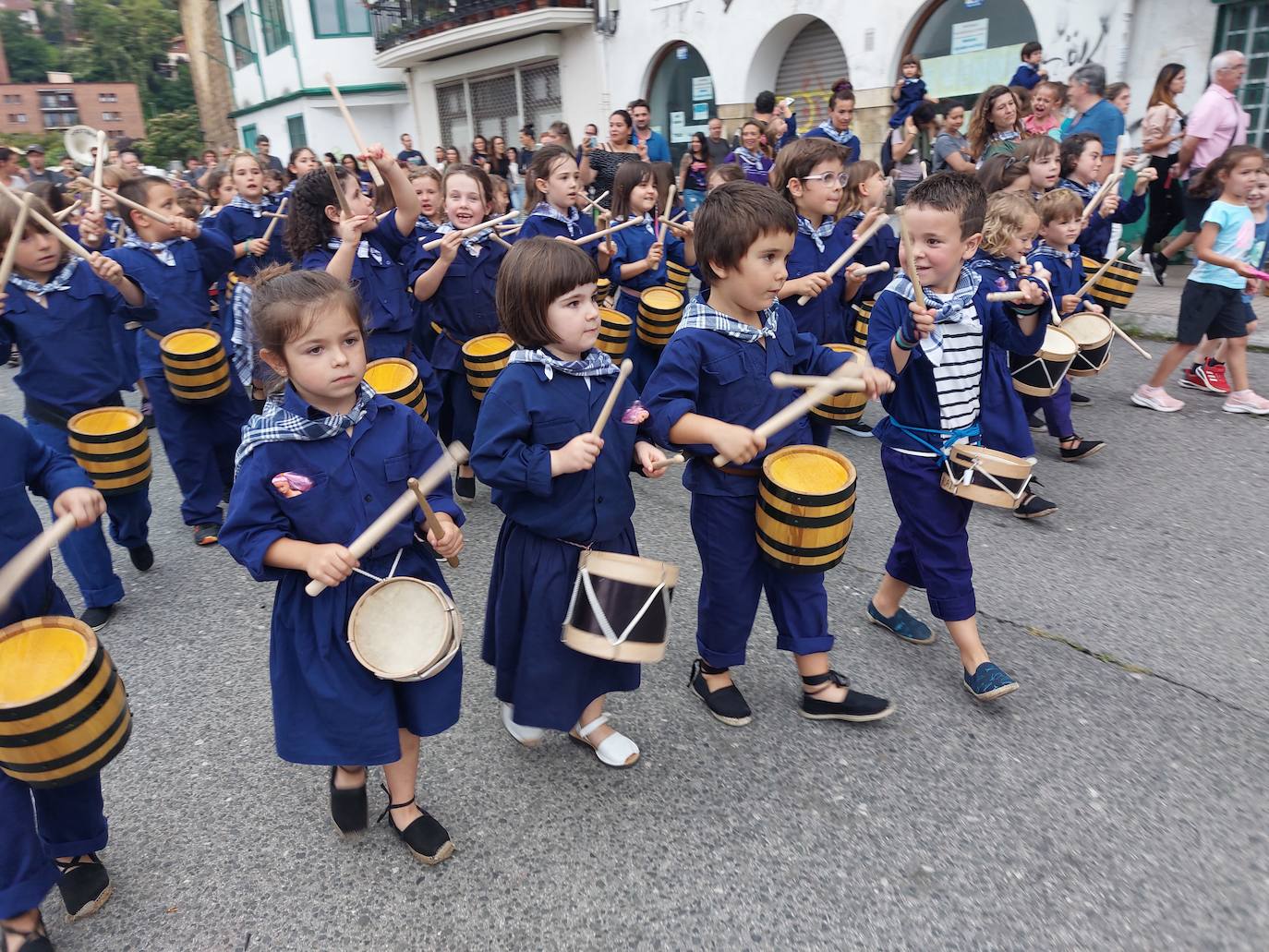 Tamborrada infantil de morado y calles multicolor