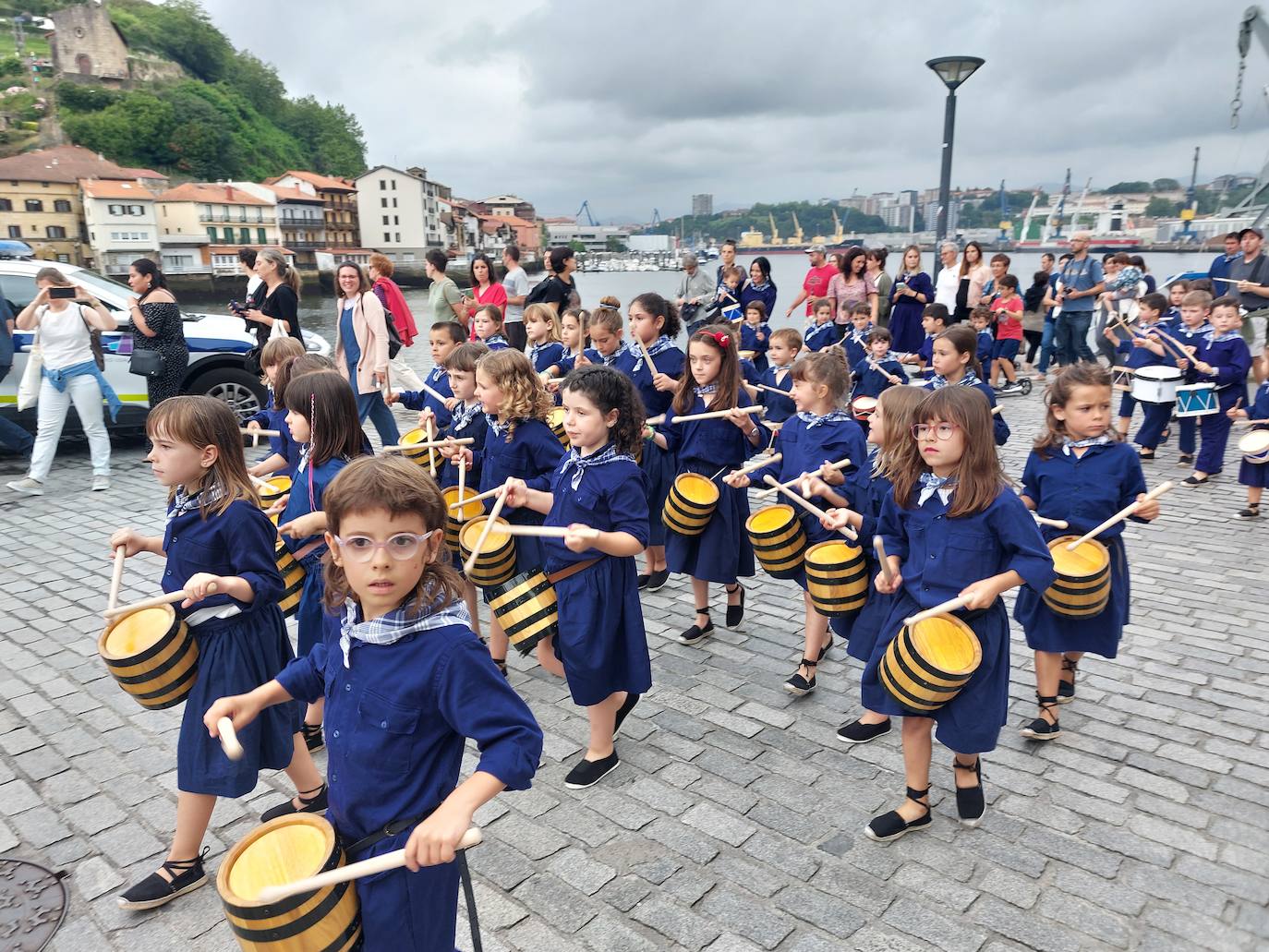 Tamborrada infantil de morado y calles multicolor