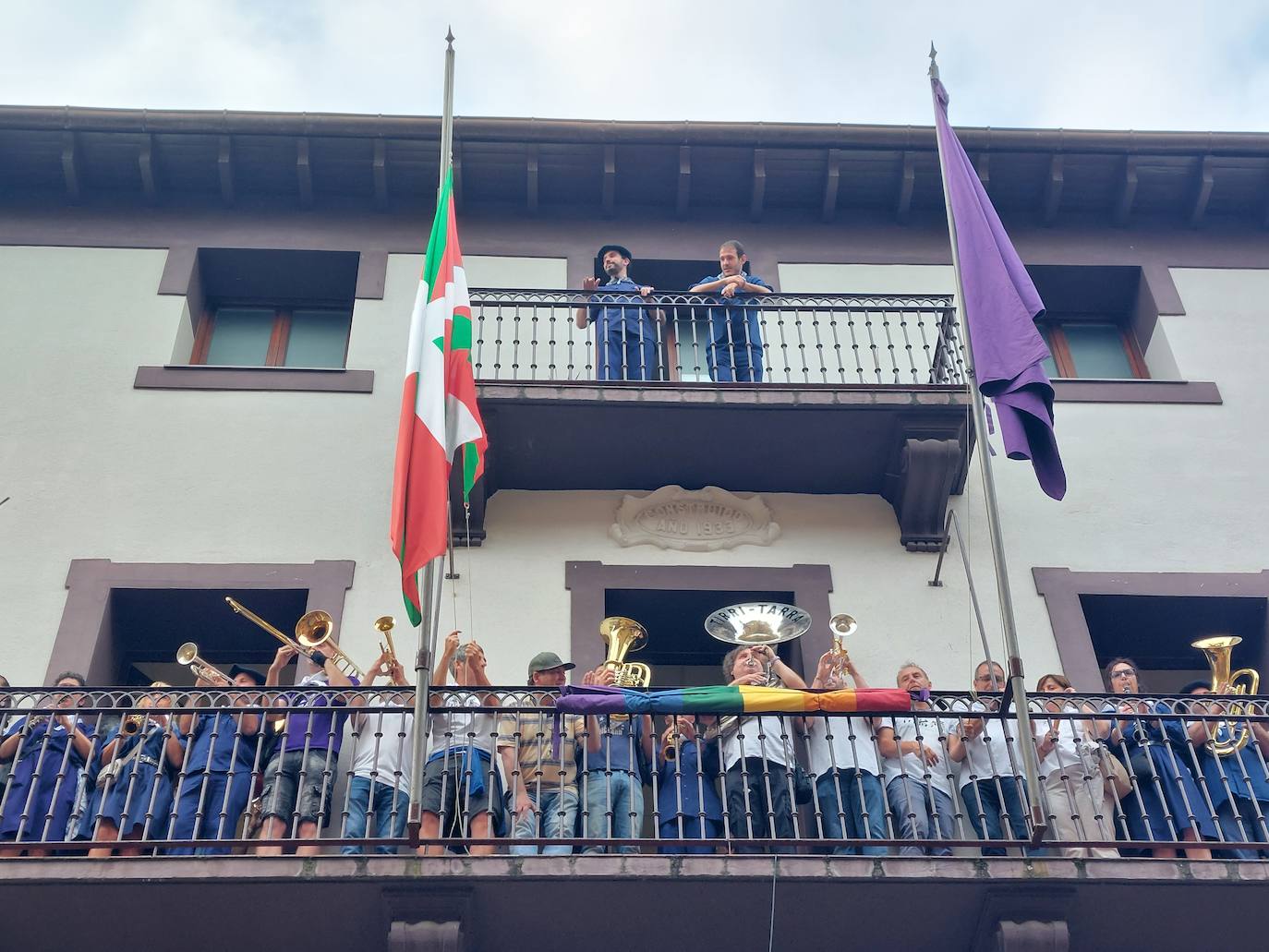 Tamborrada infantil de morado y calles multicolor