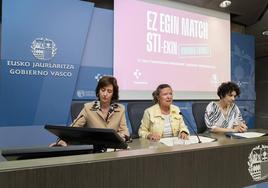 La consejera de Salud, Gotzone Sagardui, durante la presentación de la campaña contra las enfermedades de transmisión sexual.