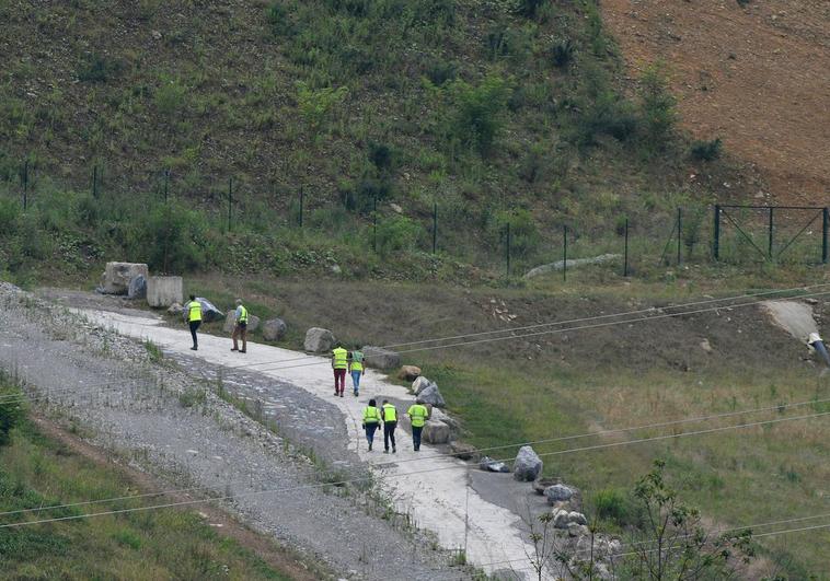 Técnicos de Medio Ambiente inspeccionan el vertedero de Zaldibar.