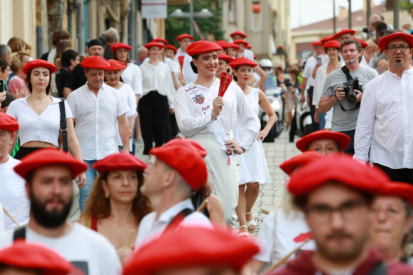 Presentación de cantineras del Alarde público