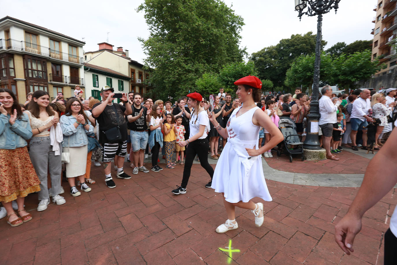 Presentación de cantineras del Alarde público